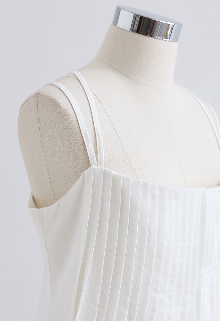 Cami-Kleid mit gekreuztem Rücken und Biesen vorne in Weiß