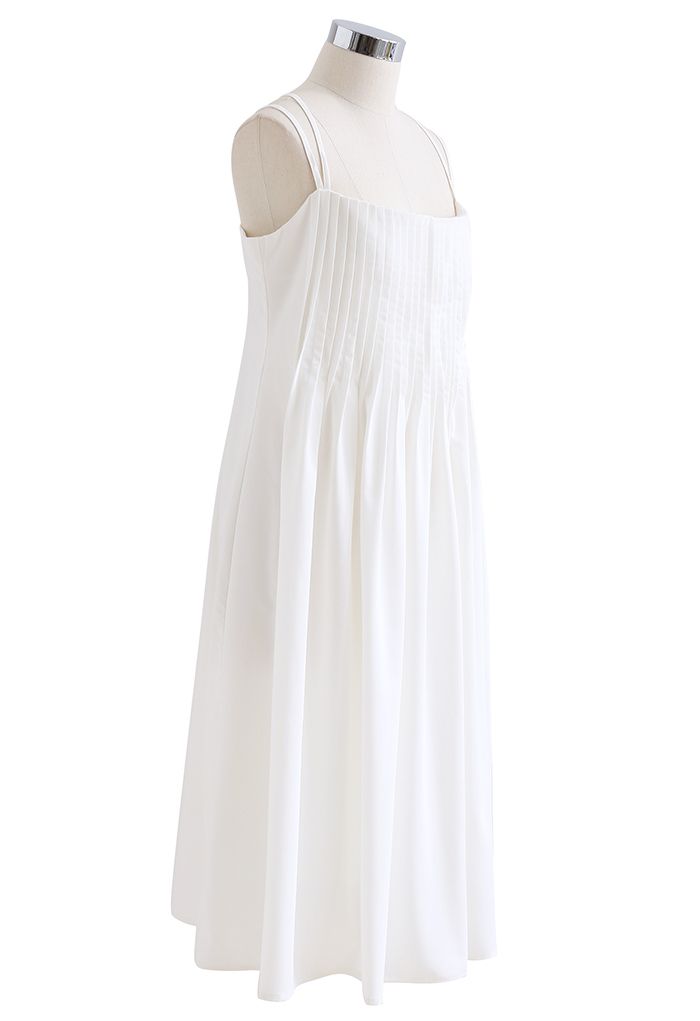 Cami-Kleid mit gekreuztem Rücken und Biesen vorne in Weiß