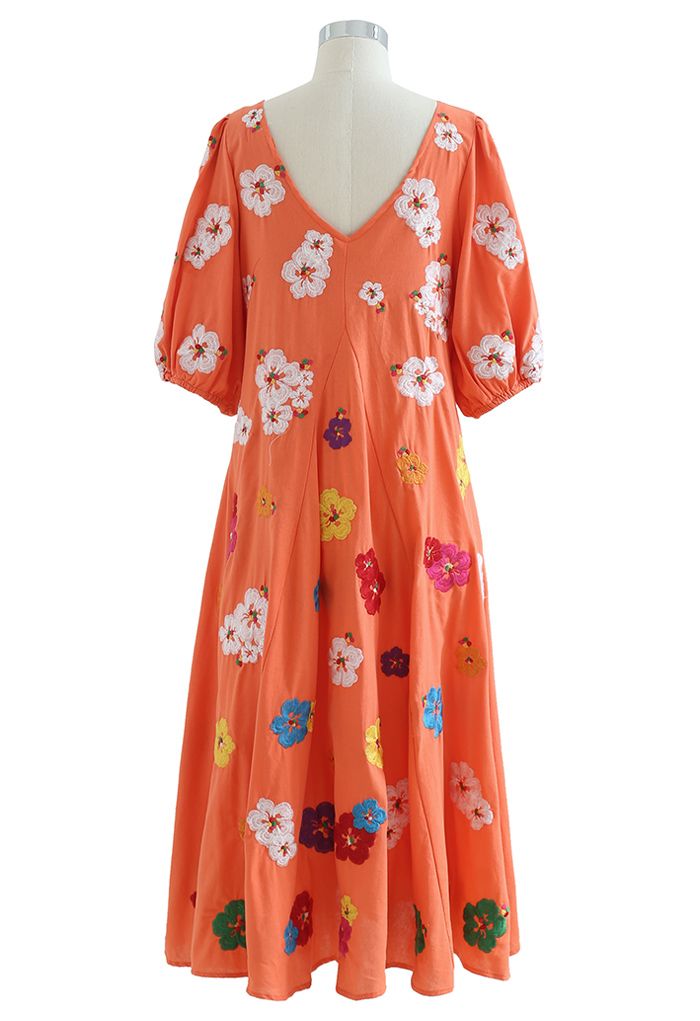 Dolly-Kleid mit tiefem V-Ausschnitt und Petal-Stickerei in Koralle