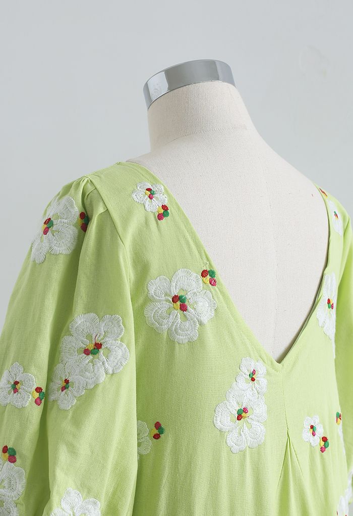 Grünes Dolly-Kleid mit tiefem V-Ausschnitt und Petal-Stickerei