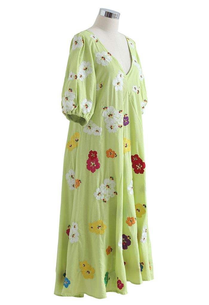 Grünes Dolly-Kleid mit tiefem V-Ausschnitt und Petal-Stickerei