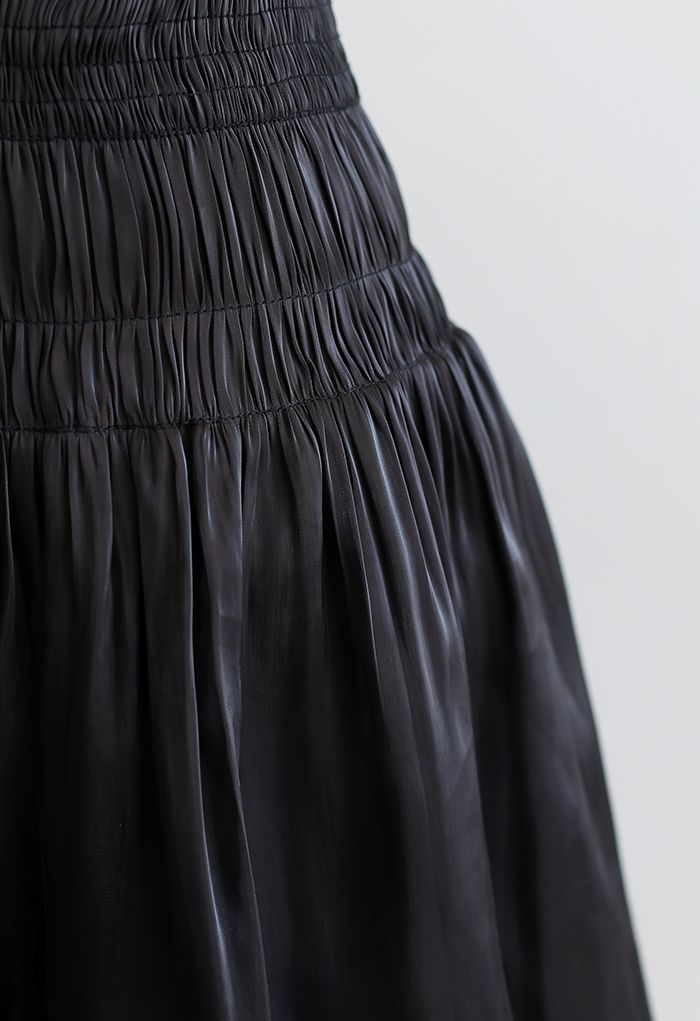 Schimmernde, ausgestellte Shorts mit hoher Taille in Schwarz