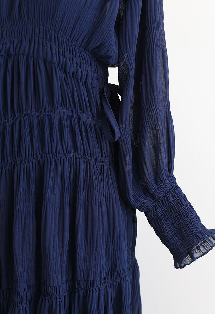 Chiffon-Kleid mit durchgehendem, seitlichem Kordelzug in Marineblau