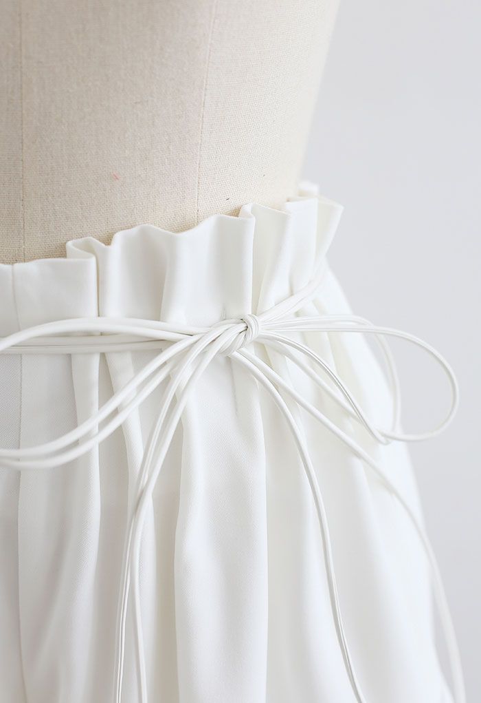 Geraffte Taillen-String-Shorts zum Binden in Weiß