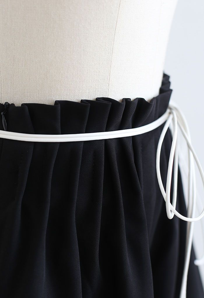 Schwarze String-Shorts mit geraffter Taille zum Binden