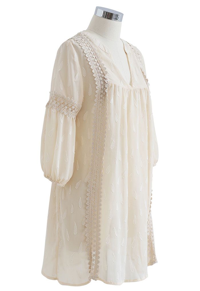 Fließendes, transparentes Kleid mit Häkelbesatz und V-Ausschnitt