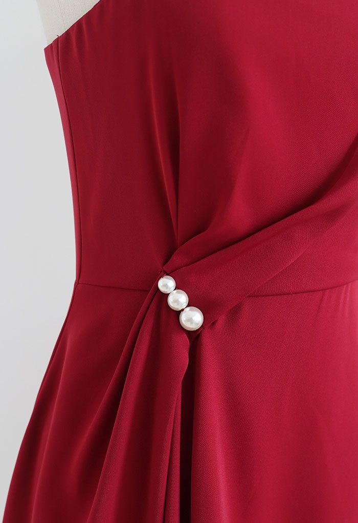 Gerafftes, asymmetrisches Camisole-Kleid mit Perlenbesatz in Rot