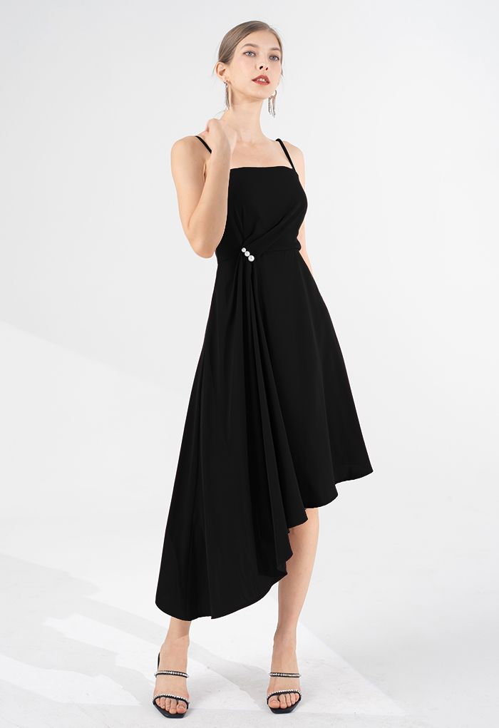 Gerafftes, asymmetrisches Camisole-Kleid mit Perlenbesatz in Schwarz