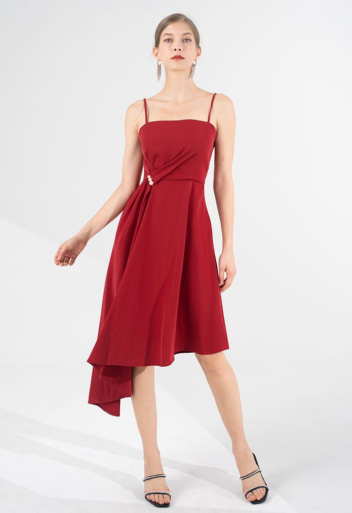 Gerafftes, asymmetrisches Camisole-Kleid mit Perlenbesatz in Rot