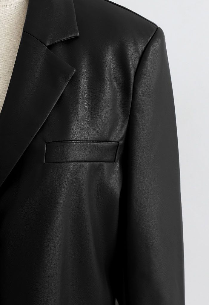 Kurzer Blazer aus Kunstleder mit gepolsterter Schulter in Schwarz