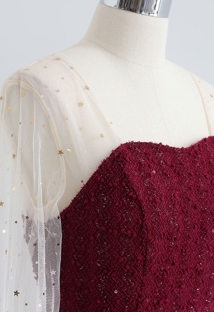 Gespleißtes, paillettenbesetztes Kleid mit herzförmigem Netzstoff