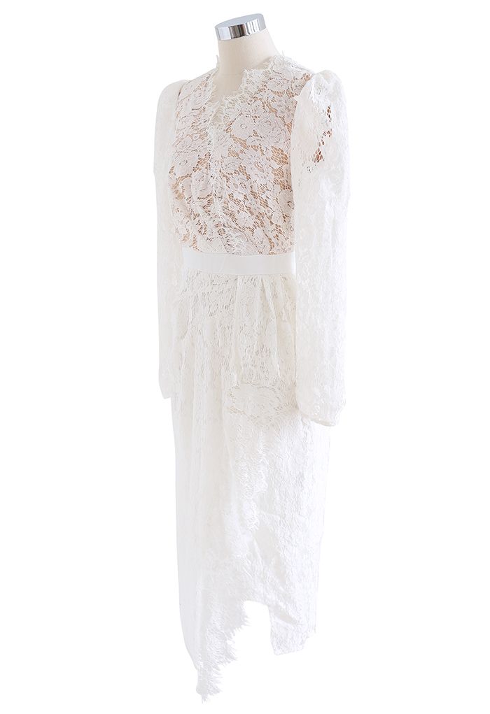 Figurbetontes weißes Kleid mit durchgehender Spitze und Puffärmeln mit Schlitz