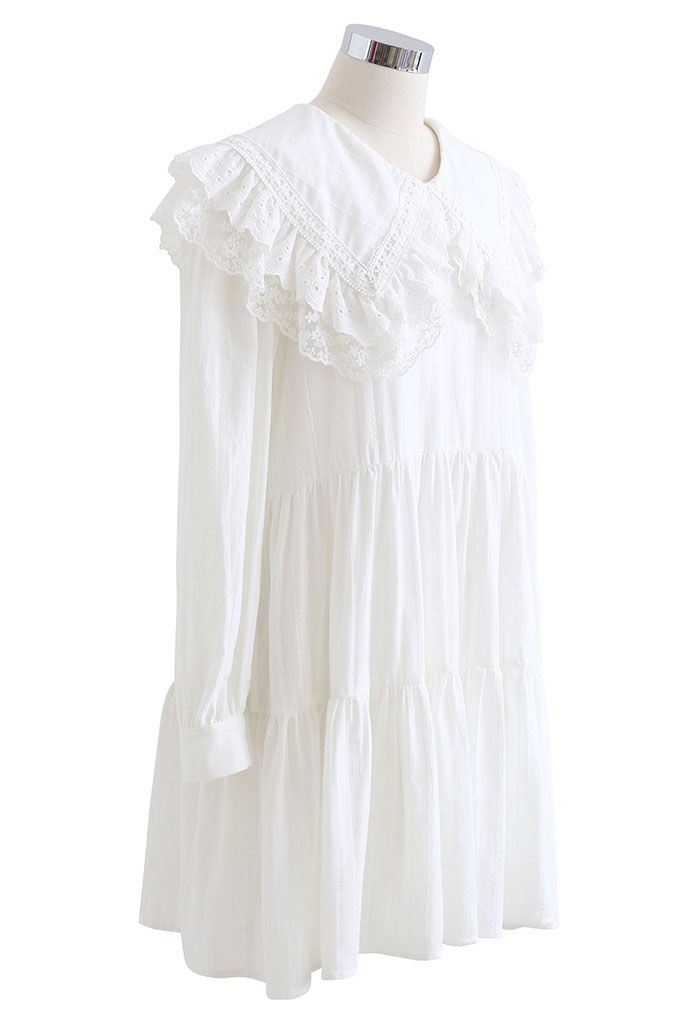 Besticktes Mini-Dolly-Kleid mit Peter Pan-Kragen in Weiß