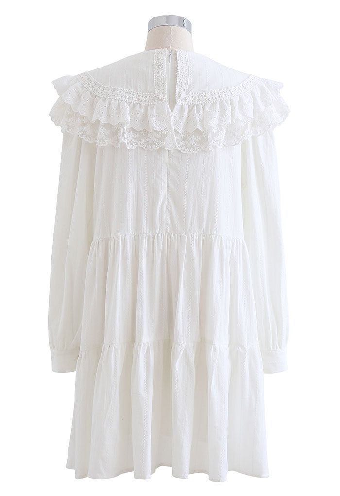Besticktes Mini-Dolly-Kleid mit Peter Pan-Kragen in Weiß
