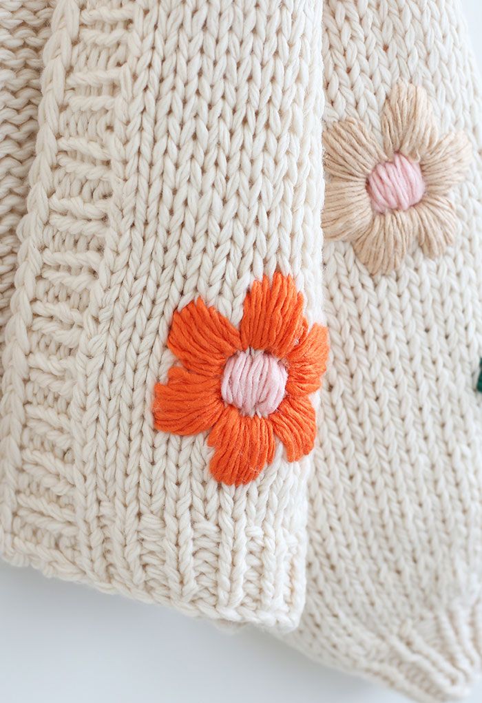 Stitch Flowers – Handgestrickte Grobstrickjacke in Creme