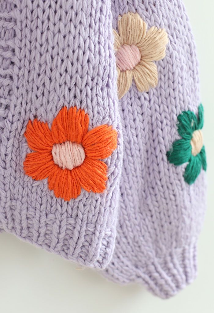 Stitch Flowers – Handgestrickter Grobstrick-Cardigan in Lila