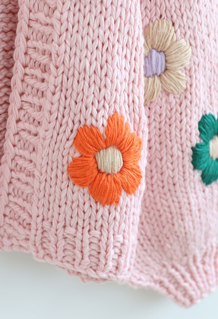 Stitch Flowers – Handgestrickte, klobige Strickjacke in Rosa