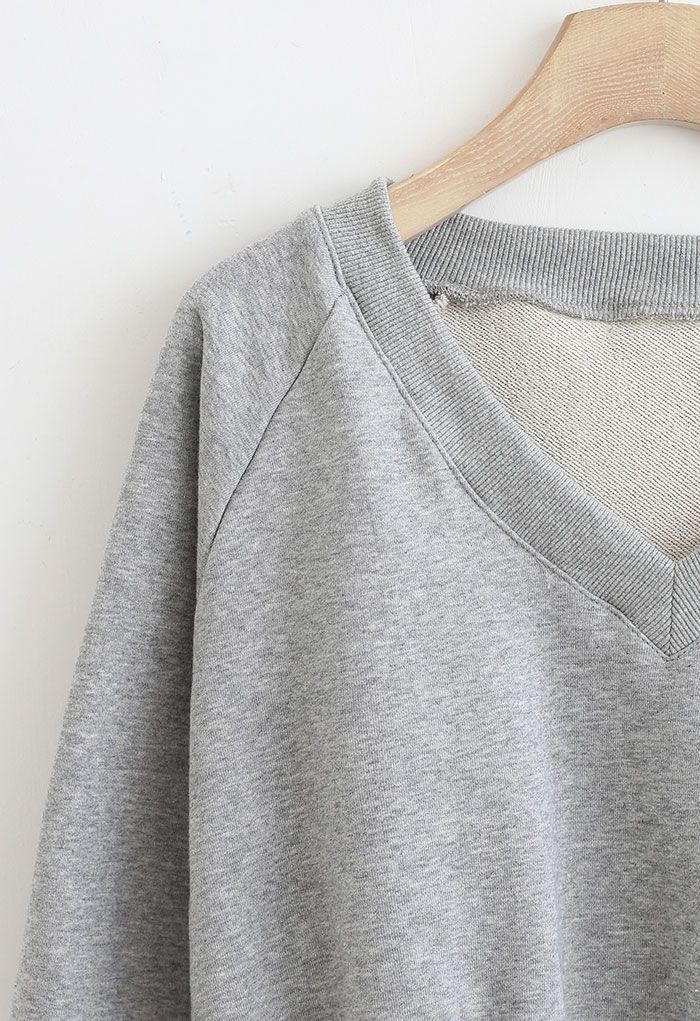 Oversize-Crop-Sweatshirt aus Baumwolle mit V-Ausschnitt in Grau