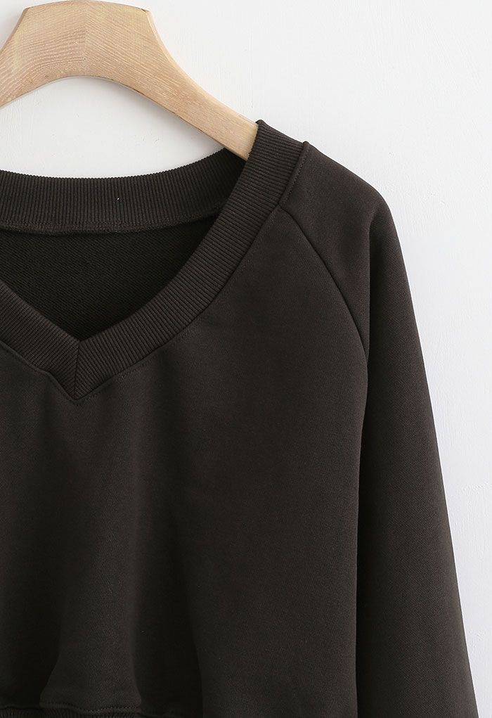 Übergroßes Crop-Sweatshirt aus Baumwolle mit V-Ausschnitt in Braun