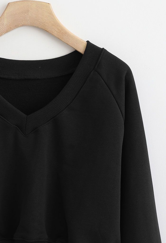 Oversize-Crop-Sweatshirt aus Baumwolle mit V-Ausschnitt in Schwarz