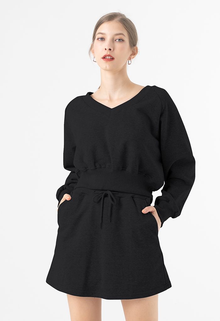Oversize-Crop-Sweatshirt aus Baumwolle mit V-Ausschnitt in Schwarz