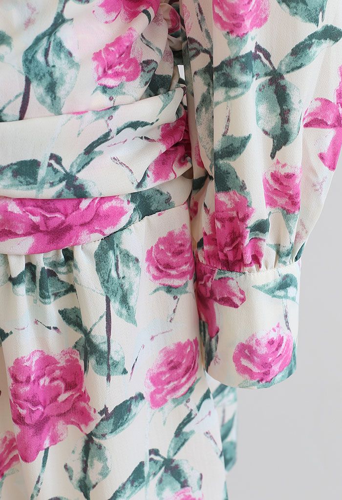 Wild Rose – Gerafftes Minikleid mit Rüschensaum in Creme