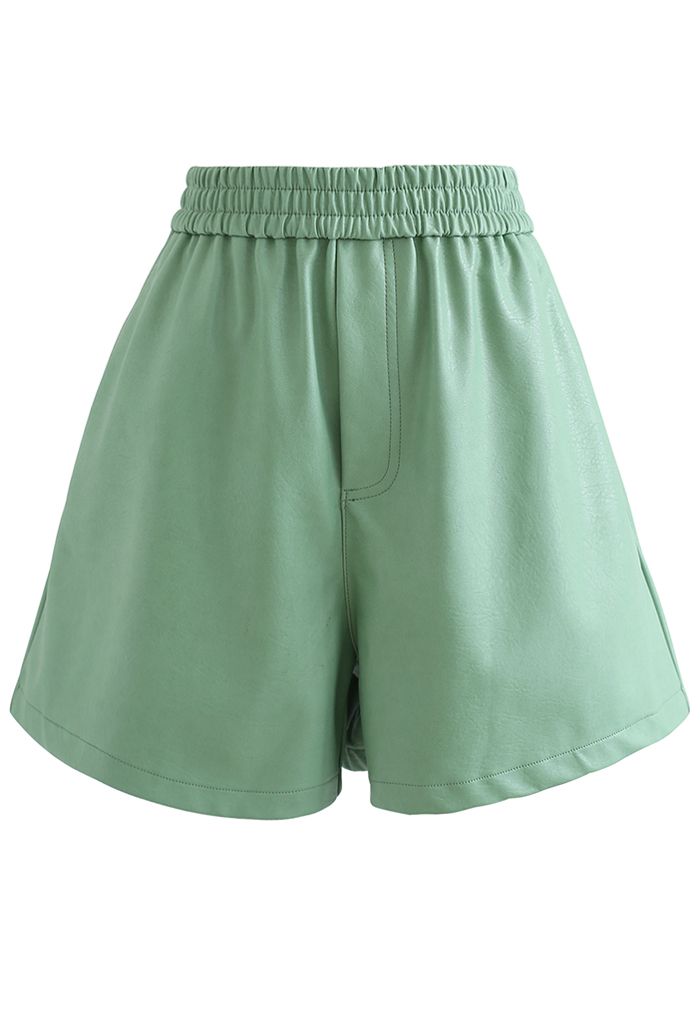 Strukturierte Shorts aus Kunstleder in Grün