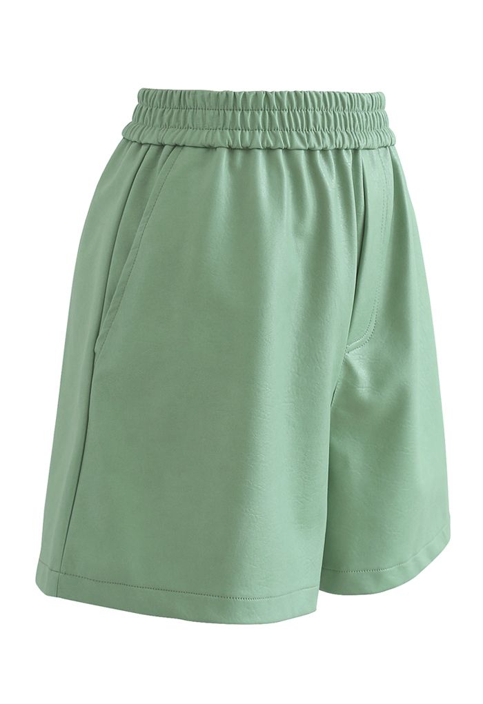 Strukturierte Shorts aus Kunstleder in Grün