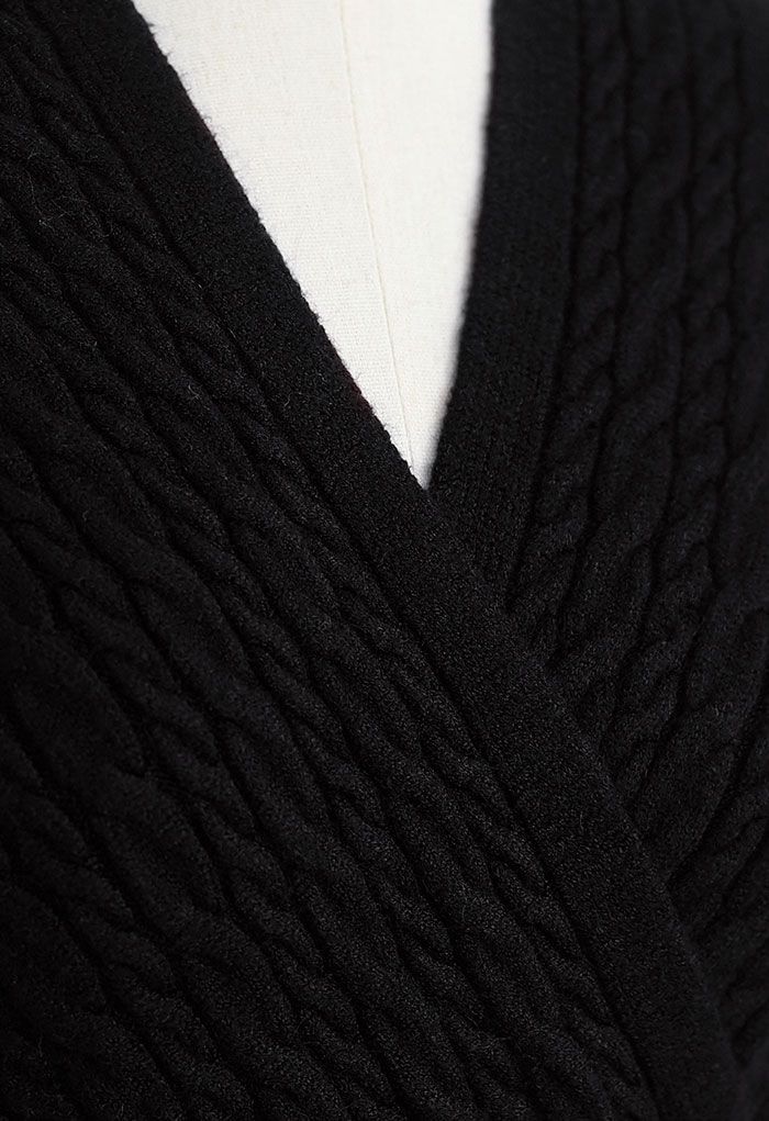 Kurzer Pullover mit Zopfmuster in Wickeloptik in Schwarz