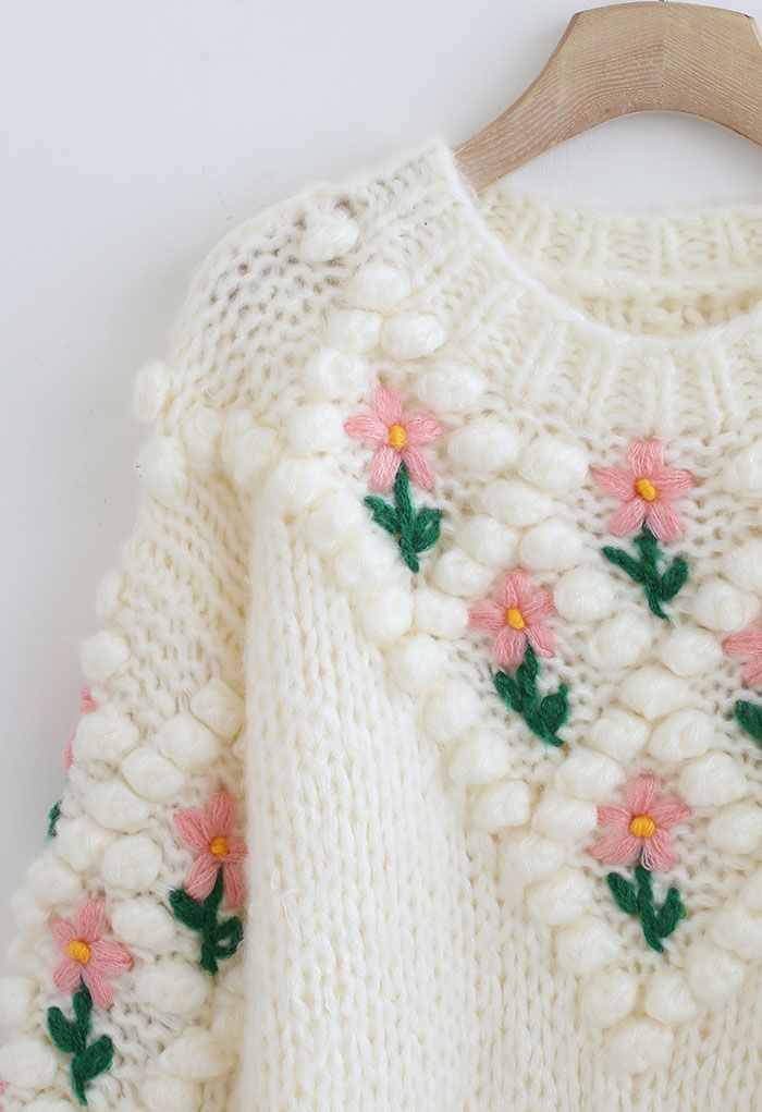 Handgestrickter Pullover mit Blumenstickerei und Bommel in Weiß