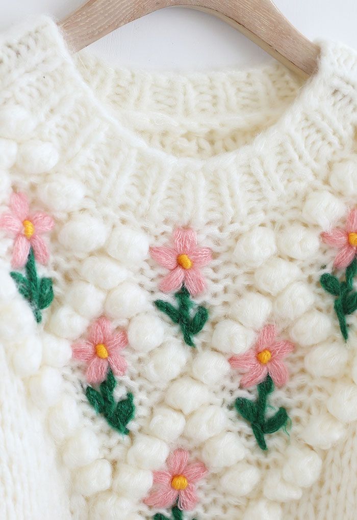 Handgestrickter Pullover mit Blumenstickerei und Bommel in Weiß