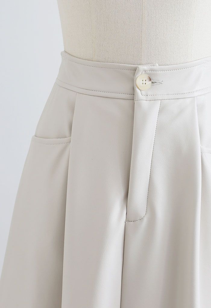 A-Linienrock aus Kunstleder mit zwei aufgesetzten Taschen in Elfenbein