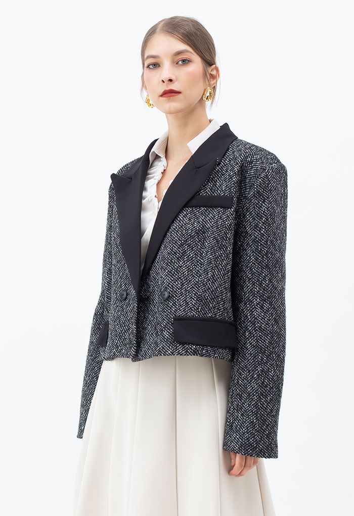 Kurz geschnittener Tweed-Blazer mit Pad-Schulter in Schwarz