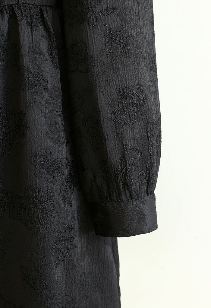 Schwarzes Minikleid mit eckigem Ausschnitt und Blumenprägung