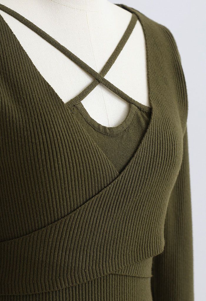 Geripptes, figurbetontes Wickelkleid mit überkreuztem Ausschnitt in Armeegrün