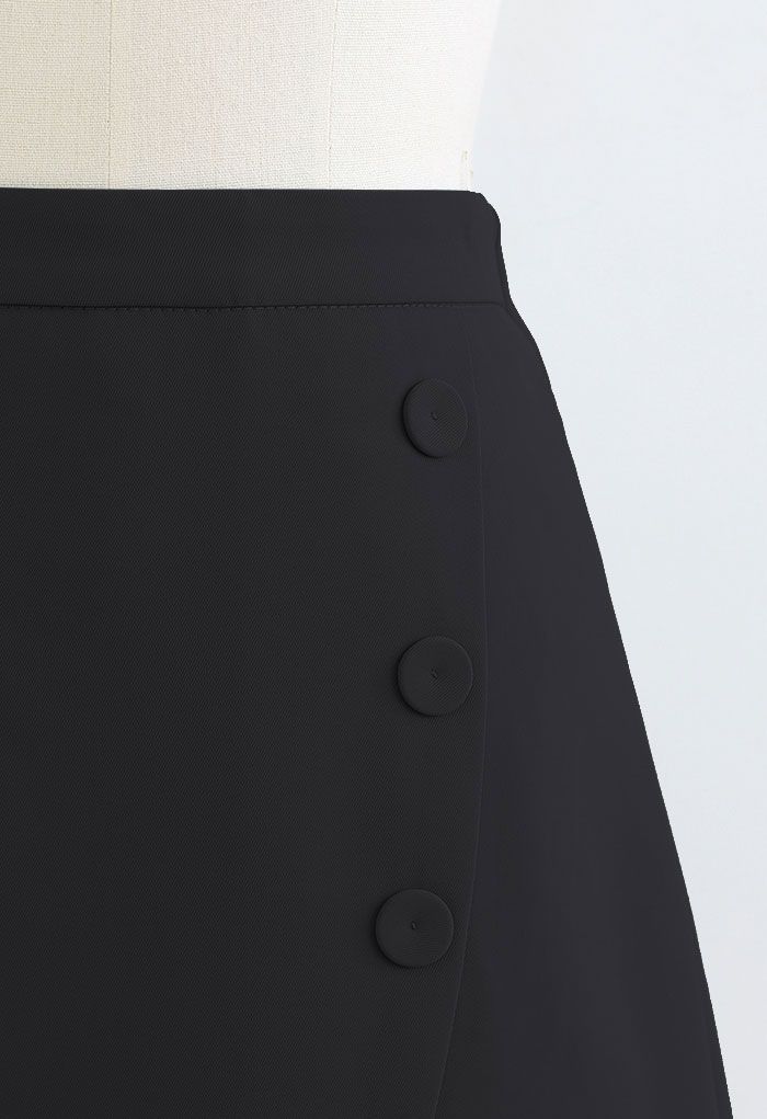 Geknöpfter Minirock mit gefälschten Taschenklappen in Schwarz