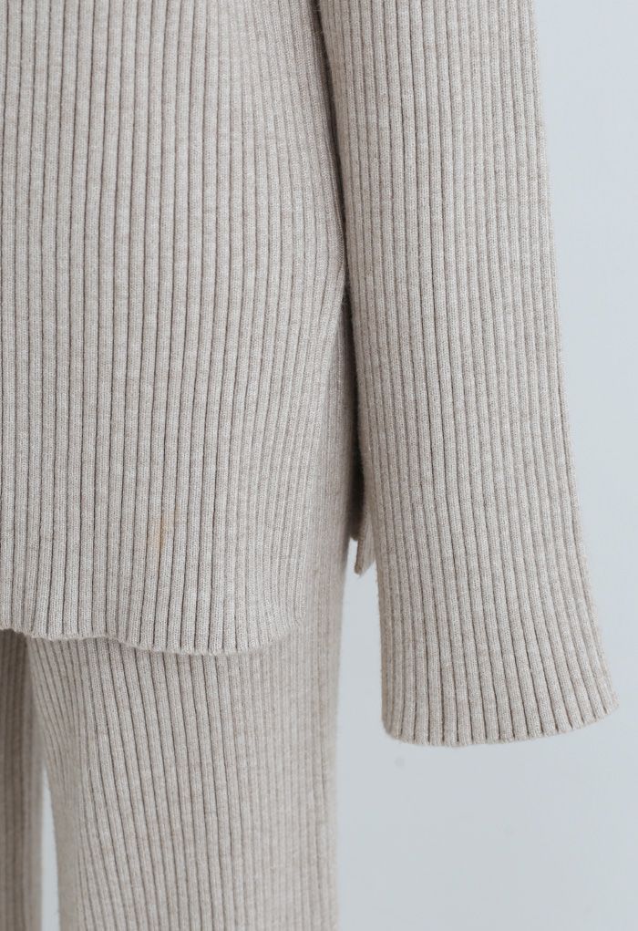 Pullover und Hose aus Rippstrick mit geteiltem Saum in Sand