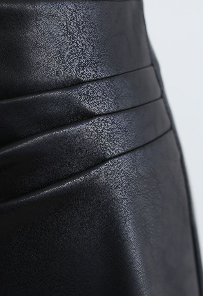 Crisscross Plissierter Minirock aus Kunstleder in Schwarz