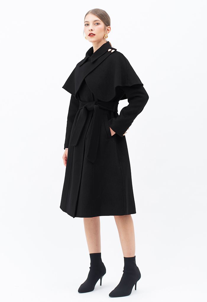 Lang geschnittener Mantel aus einer Wollmischung mit Cape-Schulter in Schwarz