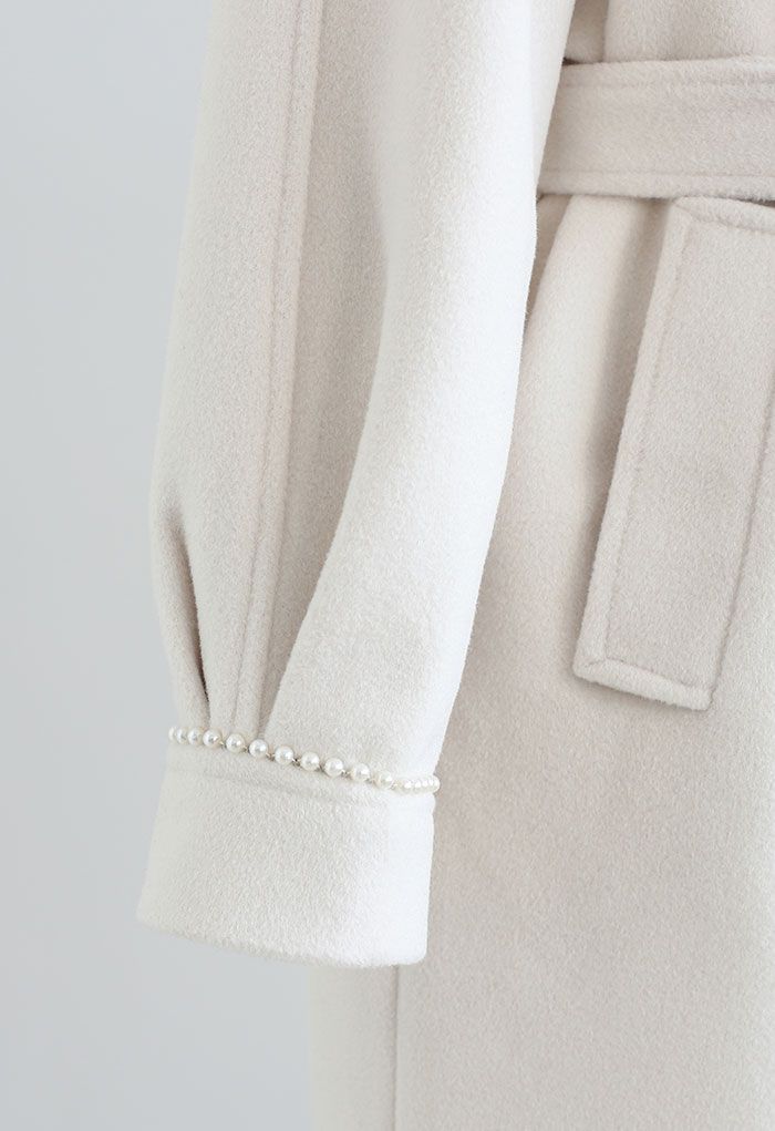 Lang geschnittener Mantel aus einer Wollmischung mit Perlenkanten in Creme