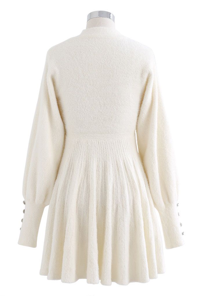 Extraweiches Fuzzy-Strick-Plissee-Kleid in Creme