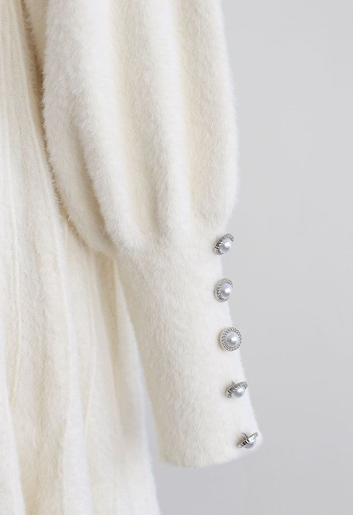 Extraweiches Fuzzy-Strick-Plissee-Kleid in Creme