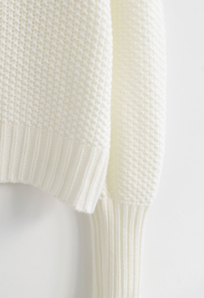 Kurzer Pullover mit Stehkragen und Waffelstrick in Weiß