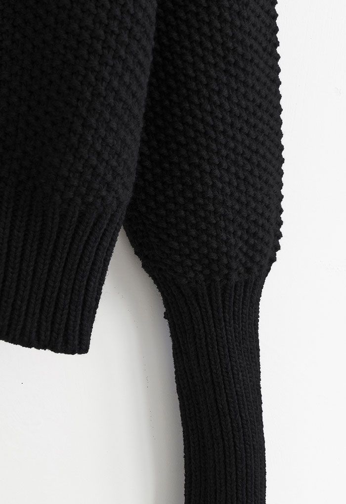 Kurzer Pullover mit Stehkragen und Waffelstrick in Schwarz