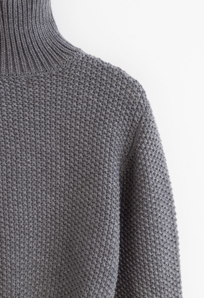 Kurzer Pullover mit Stehkragen und Waffelstrick in Grau