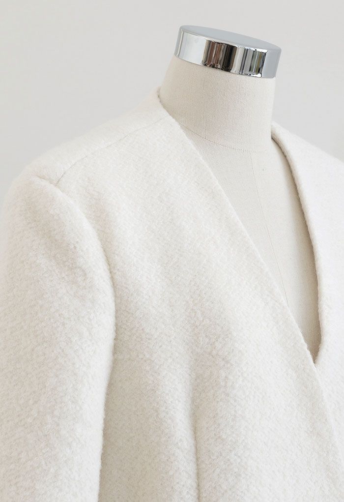 Kragenloser Mantel mit gepolsterten Schultern in Weiß