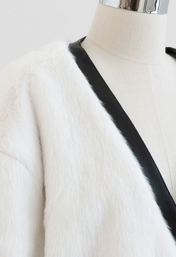 Mantel aus Kunstpelz mit Lederkante in Weiß