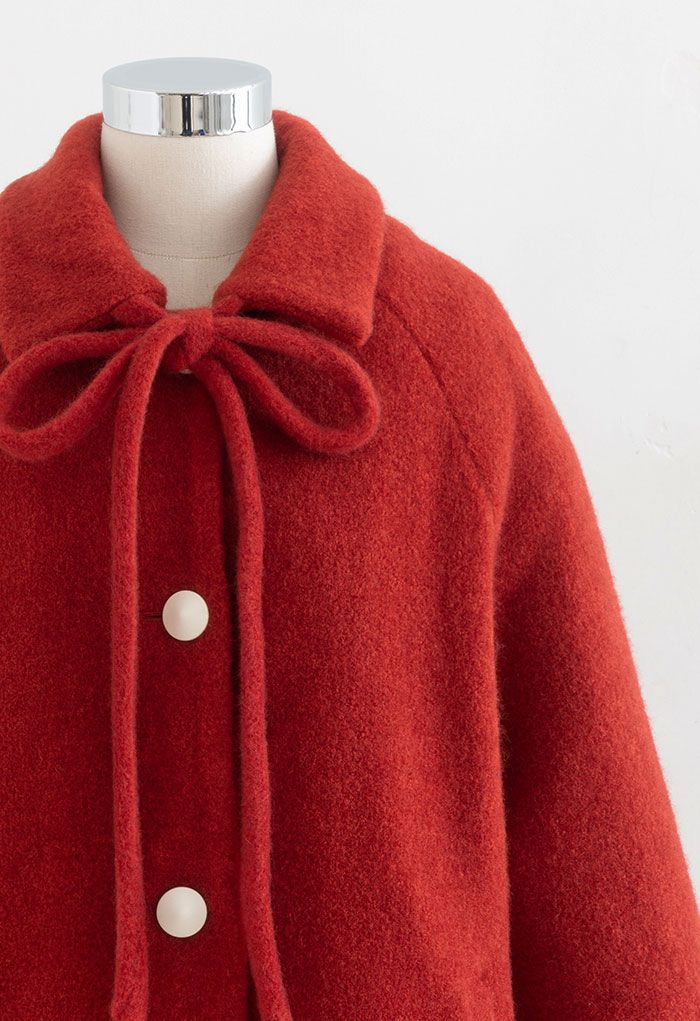Langer Mantel mit Schleife und Knöpfen zum Selbstbinden in Rot
