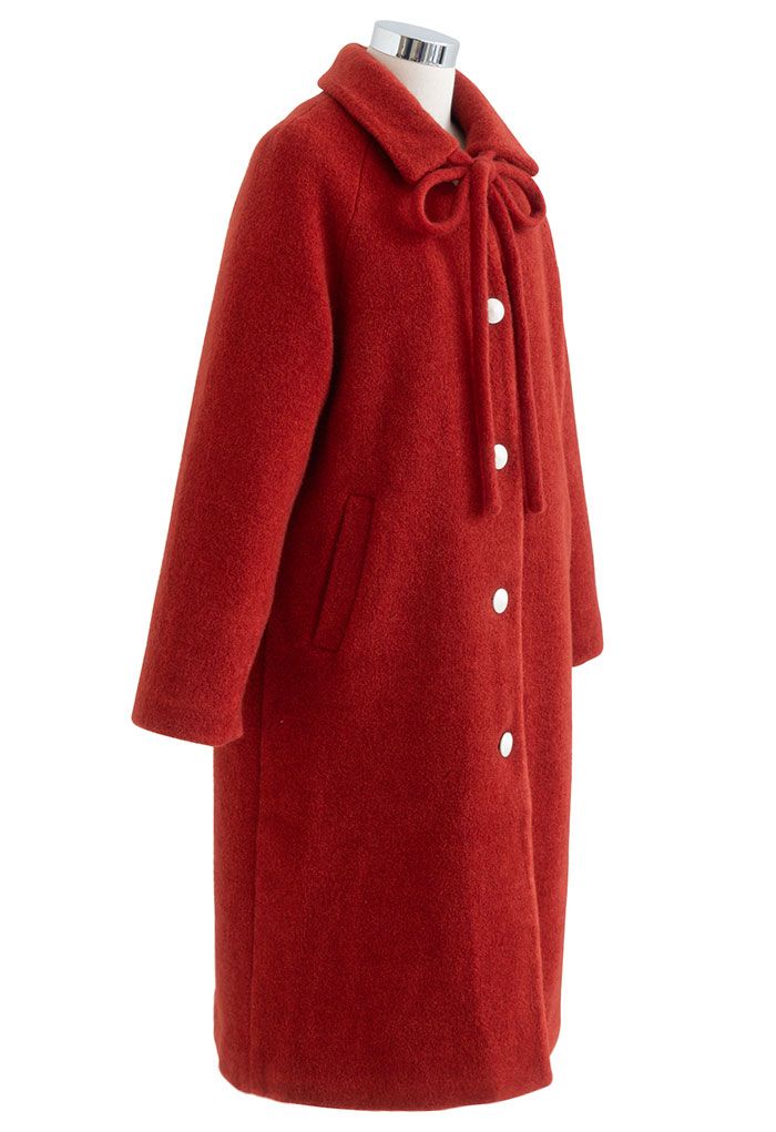 Langer Mantel mit Schleife und Knöpfen zum Selbstbinden in Rot