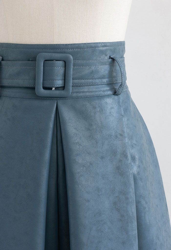 Faltenrock aus strukturiertem Kunstleder mit Gürtel in Altblau